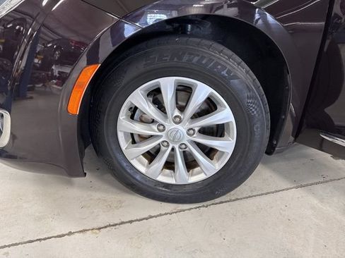 Used 2017 Chrysler Pacifica Touring-L FWD image 44