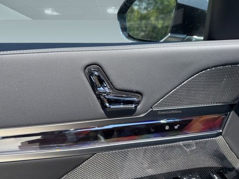 Used 2025 BMW i7 eDrive50 w/ Premium Package image 11