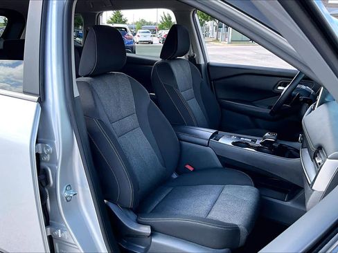 Certified 2025 Nissan Rogue SV FWD image 9