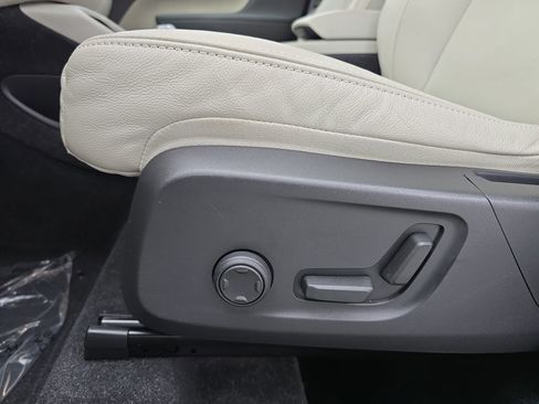 Used 2023 Volvo XC40 B4 Ultimate w/ Protection Package Premier image 29