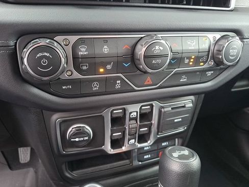 Used 2025 Jeep Wrangler Unlimited Sahara AWD/4WD image 15