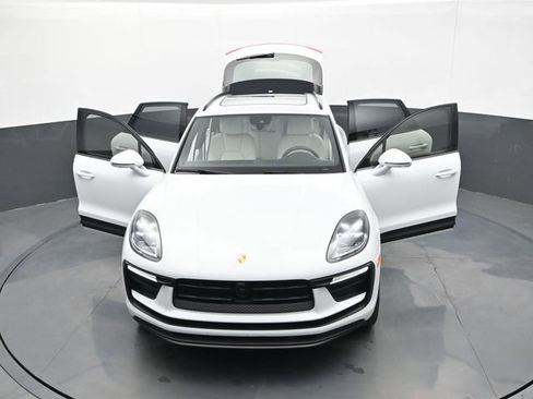 Certified 2025 Porsche Macan AWD/4WD image 31