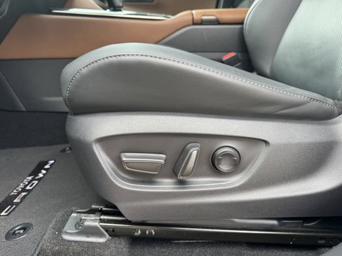 Used 2025 Toyota Crown Limited w/ Advanced Technology Package image 12