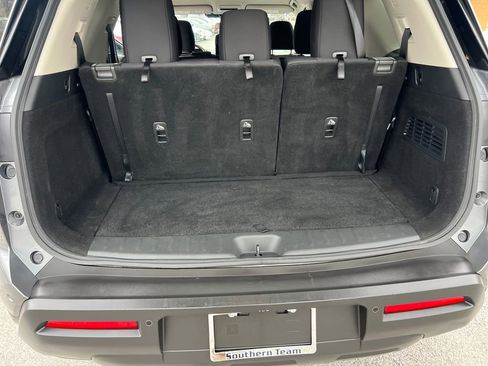 Used 2024 Nissan Pathfinder S image 22