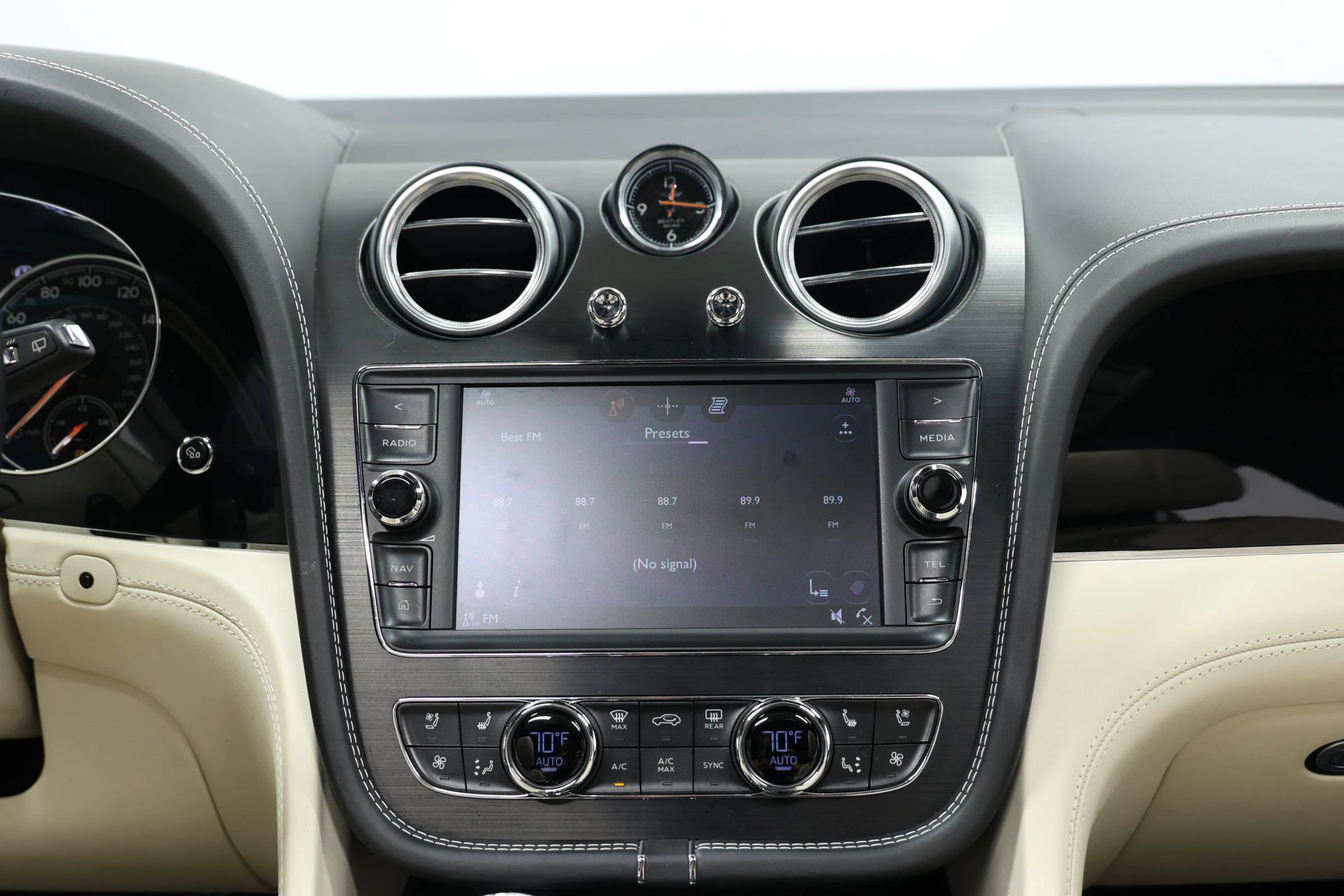 Used 2017 Bentley Bentayga AWD/4WD image 31