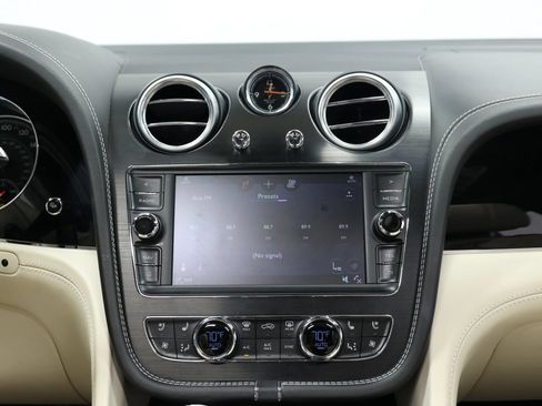 Used 2017 Bentley Bentayga AWD/4WD image 31