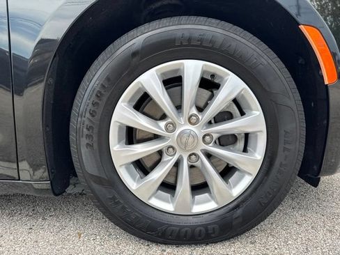 Used 2019 Chrysler Pacifica Touring-L FWD image 7