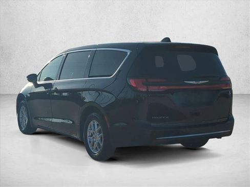 Used 2025 Chrysler Pacifica Select image 8