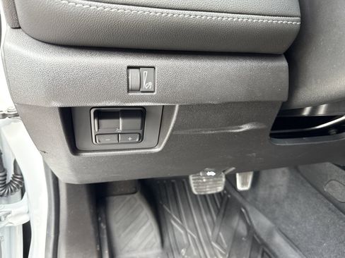 Used 2024 Chevrolet Colorado LT RWD image 15