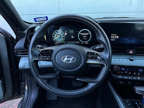 Used 2025 Hyundai Elantra Limited image 13