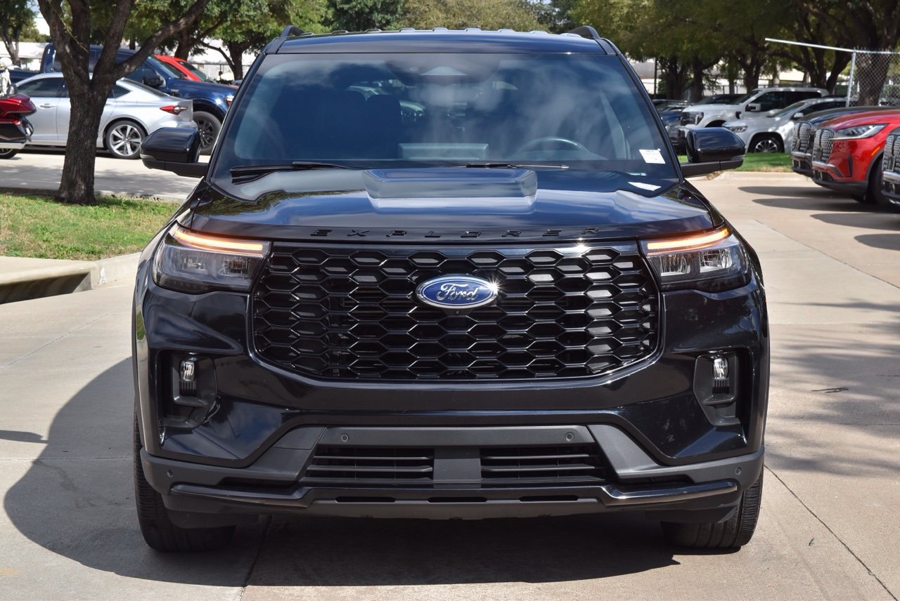 Used 2025 Ford Explorer ST-Line w/ ST-Line Street Pack AWD/4WD image 3
