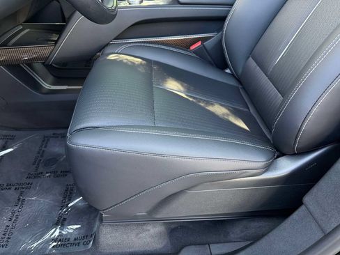 Used 2026 Cadillac Vistiq Luxury w/ LPO, Floor Liner Package AWD/4WD image 3