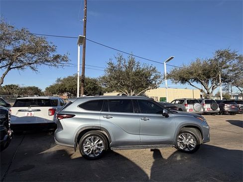 Used 2024 Toyota Highlander Limited image 4