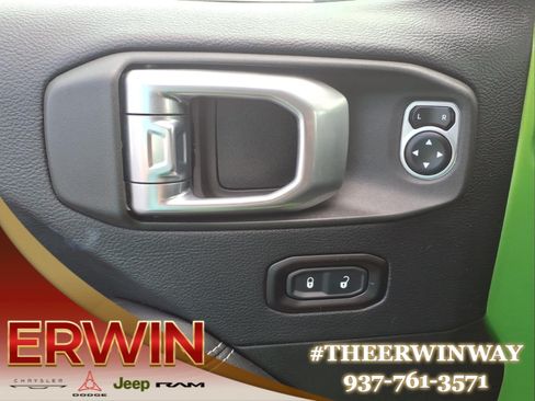 Used 2018 Jeep Wrangler Unlimited Sahara AWD/4WD image 11