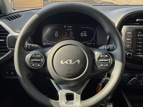 Used 2025 Kia Soul LX w/ LX Technology Package FWD image 25