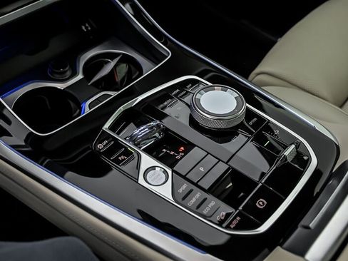 Used 2025 BMW X7 M60i AWD/4WD image 33