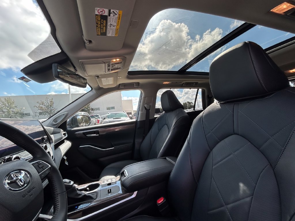 Used 2024 Toyota Highlander Platinum FWD image 12