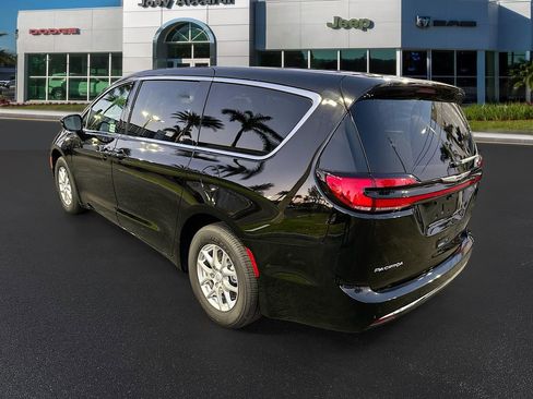 New 2026 Chrysler Pacifica Select image 5