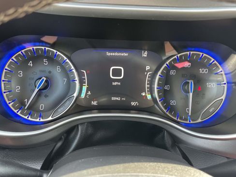 Used 2024 Chrysler Pacifica Touring-L FWD image 19