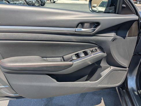 Used 2025 Nissan Altima 2.5 SR FWD image 15