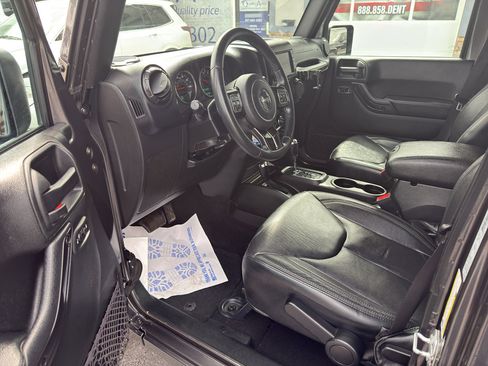 Used 2017 Jeep Wrangler Unlimited Sahara image 10