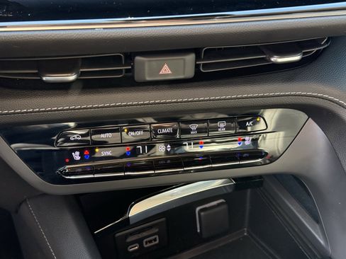 Used 2023 Buick Envision Avenir image 22