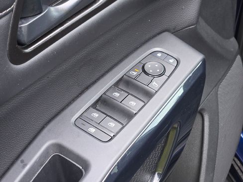 Used 2025 Nissan Pathfinder SV FWD image 23