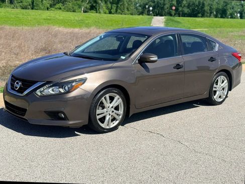 Used 2017 Nissan Altima 3.5 SL w/ 3.5SL Technology Package FWD image 13