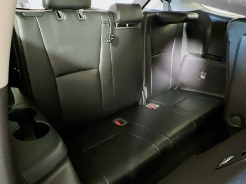 Used 2022 Toyota Highlander XLE AWD/4WD image 23