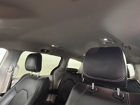 Used 2024 Chrysler Pacifica Touring-L FWD image 12