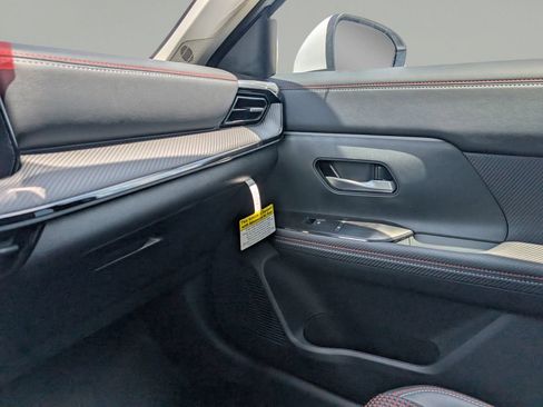 Used 2025 Nissan Kicks SR FWD image 31