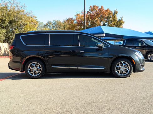 Used 2019 Chrysler Pacifica Limited image 3
