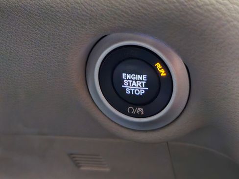 Used 2018 Chrysler Pacifica Touring Plus w/ Tire & Wheel Group FWD image 23