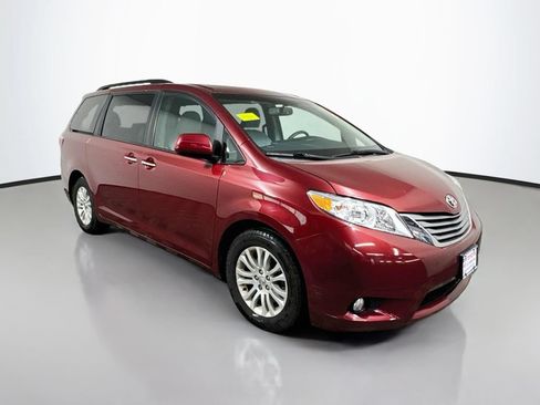 Used 2017 Toyota Sienna XLE w/ XLE Navigation Package FWD image 8