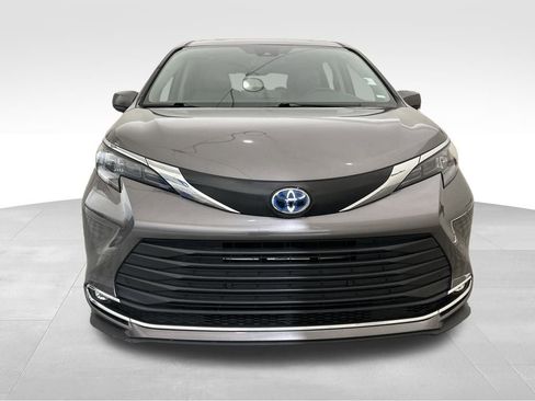 Used 2024 Toyota Sienna XLE image 8