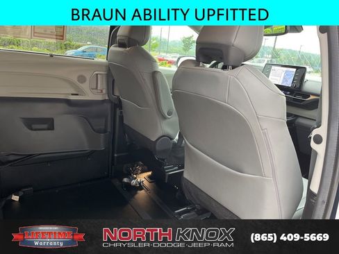 Used 2024 Toyota Sienna XLE w/ XLE Plus Package FWD image 24