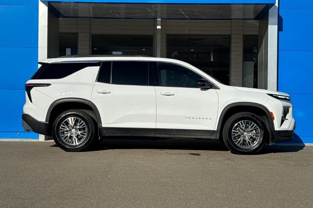 Used 2025 Chevrolet Traverse LT AWD/4WD image 4