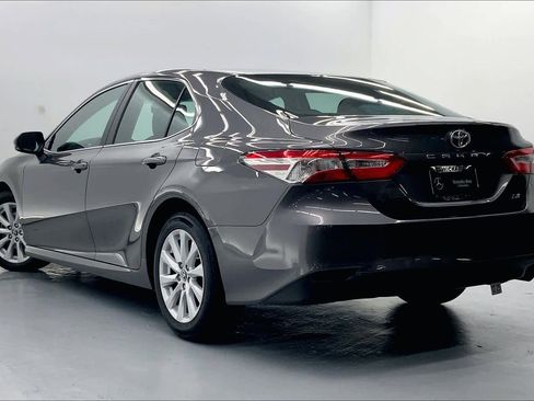 Used 2018 Toyota Camry LE image 2