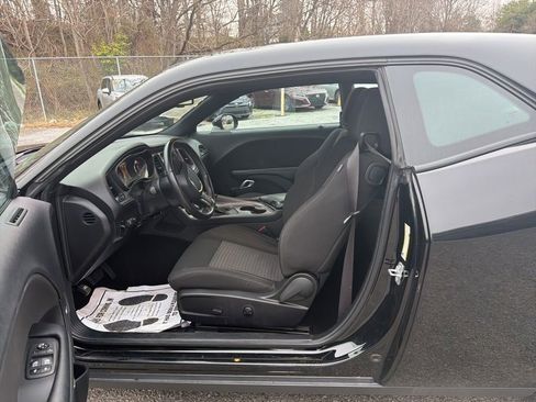 Used 2023 Dodge Challenger SXT image 4