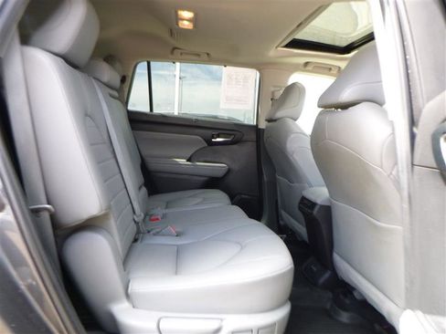 Used 2022 Toyota Highlander XLE AWD/4WD image 10
