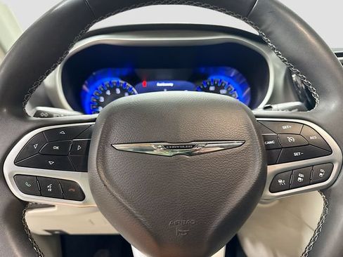 Used 2022 Chrysler Pacifica Touring-L FWD image 10