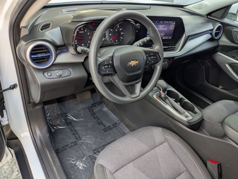 Used 2024 Chevrolet Trax LS w/ LS Convenience Package FWD image 12