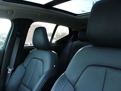 Used 2025 Volvo XC40 B5 Core image 15