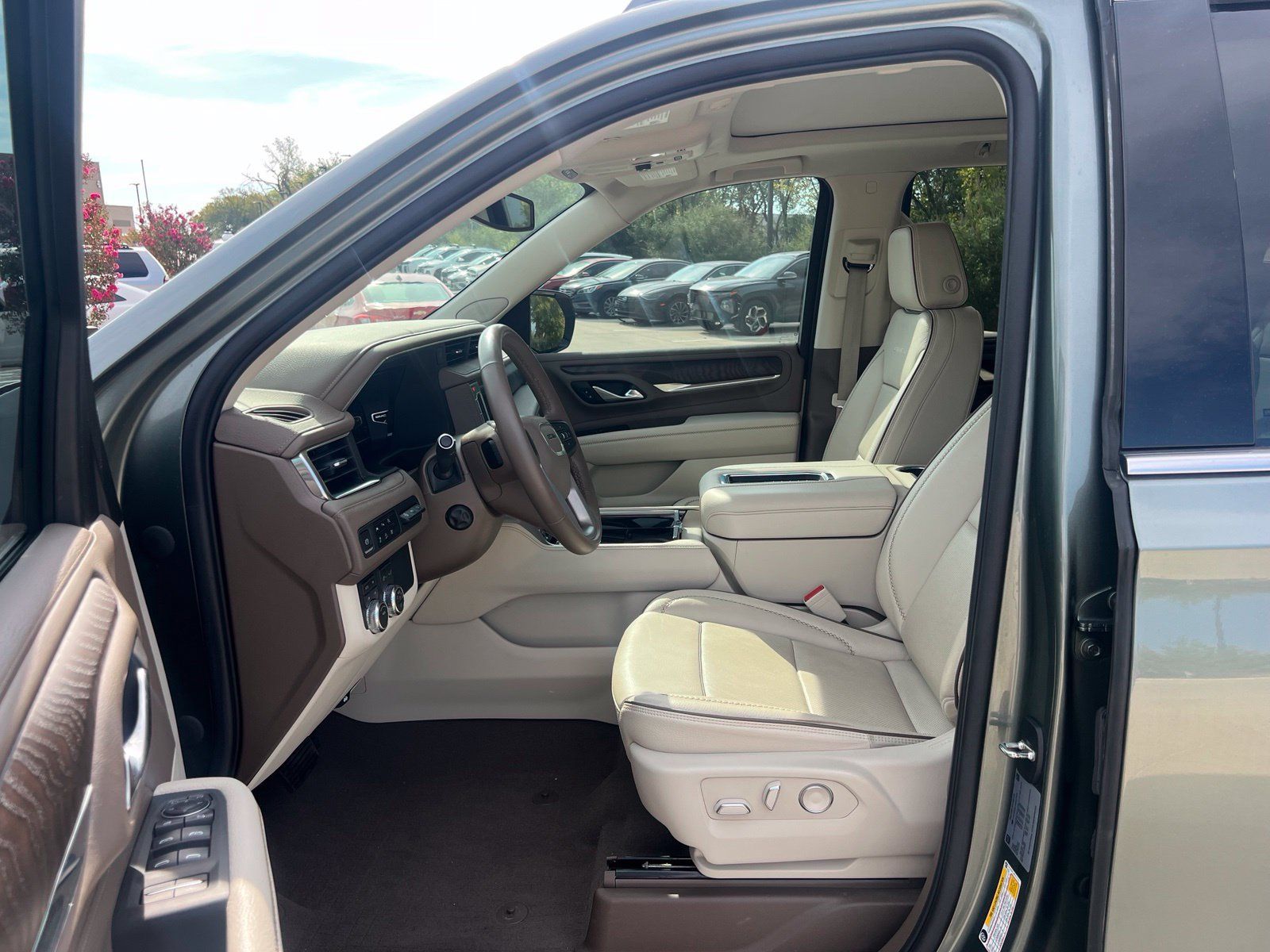 Used 2023 GMC Yukon Denali w/ LPO, Floor Liner Package AWD/4WD image 27