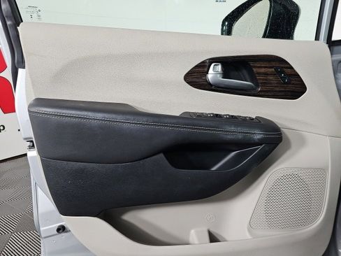 Certified 2024 Chrysler Pacifica Limited image 11