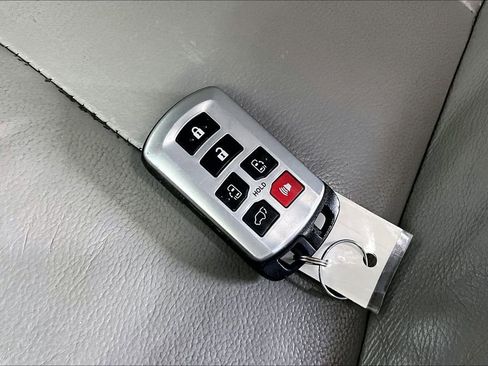 Used 2019 Toyota Sienna XLE w/ XLE Navigation Package FWD image 10