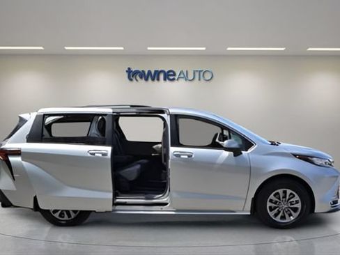 Used 2023 Toyota Sienna XLE w/ XLE Plus Package AWD/4WD image 6