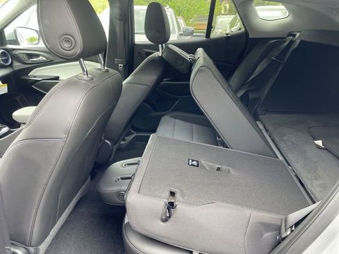 Used 2025 Chevrolet Trax LT w/ LT Convenience Package FWD image 24