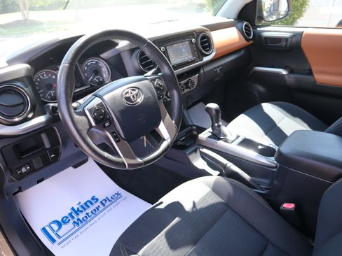 Used 2017 Toyota Tacoma SR5 w/ Tow Package RWD image 23
