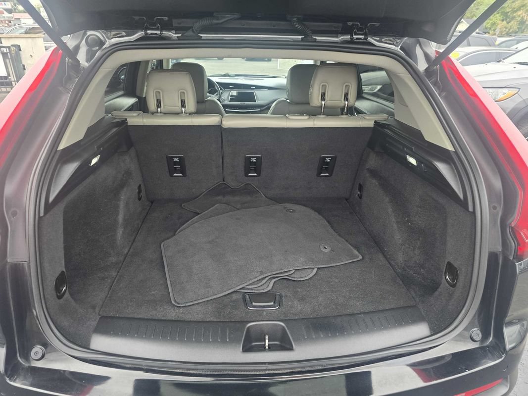Used 2020 Cadillac XT4 Luxury w/ Cold Weather Package AWD/4WD image 37
